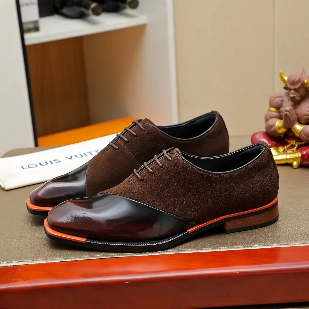 Men's shoes 💰620 💰 Louis Vuitton LV ® Autumn and Winter 🆕 models 🔛Full shoe counter First layer cowhide, 🐂leather lined casual shoes for men, super soft outsole, essential for driving. Counter synchronized original first layer cowhide completely 1:1 mold customization 🌹Top version, 2 colors available! Number: 38-45 (37.46. Customized)